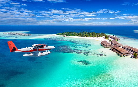 Wasserflugzeug im Landeanflug auf die Malediven