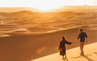 Paar steht in Tunesien in der Wüste