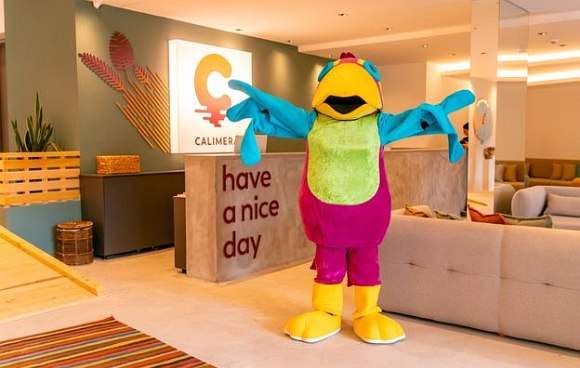 Calimera Kids Club Papagei steht auf dem Rasen im Calimera Blend Para