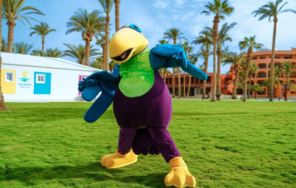 Calimera Kids Club Papagei steht auf dem Rasen im Calimera Blend Para