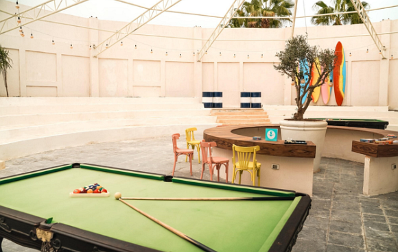 Calimera Teens Lounge mit einem Billardtisch