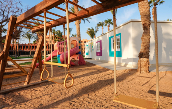Spielplatz mit Schaukeln und anderen Spielzeugen