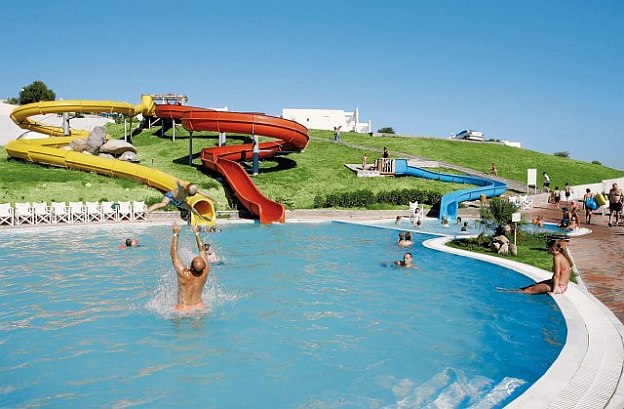 Mitsis Family Village Poolansicht mit vielen badenden Leuten