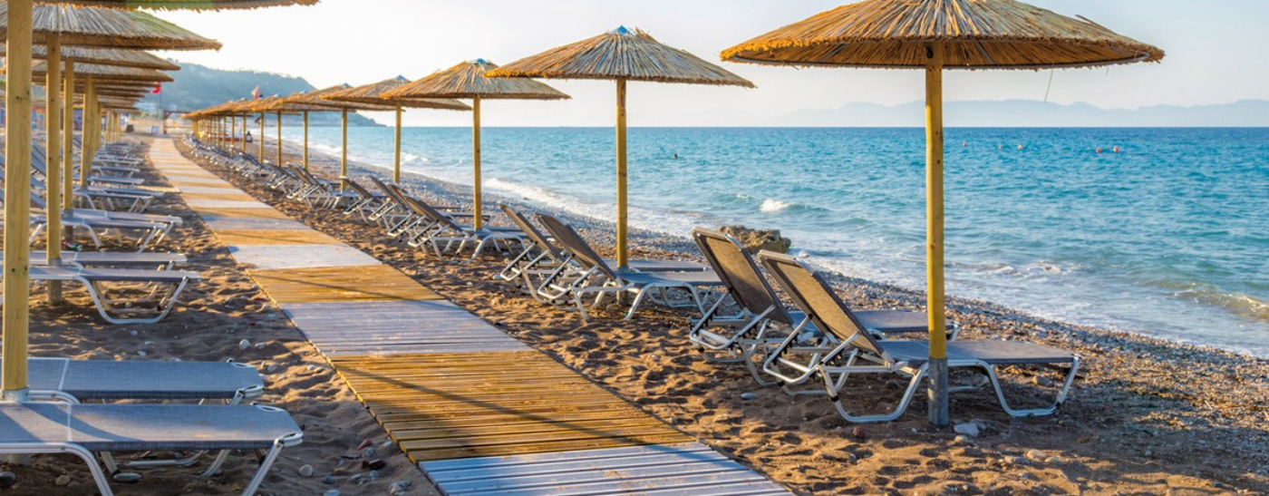 Akti Imperial Deluxe Resort & Spa Dolce by Wyndham Strandansicht mit verschiedenen Liegen