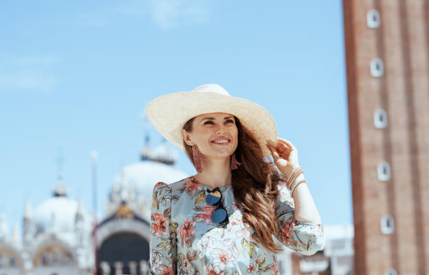 Frau mit Sonnenhut in Venedig