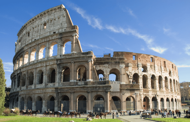 Frau steht auf einem Balkon und blickt auf Sizilien
