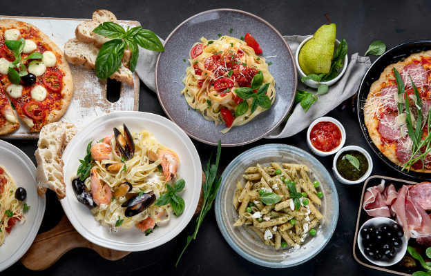 Blick auf eine Bucht im Sizilien Urlaub mit vielen kleinen Booten, die in der Abenddämmerung stehen