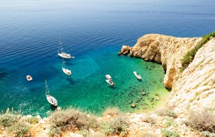 Kroatische Küste mit anlegenden Segelschiffen