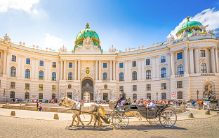 Wiener Hofburg mit einer Pferdekutsche