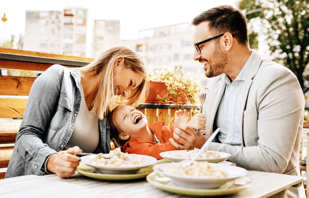 Familie sitzt in einem Restaurant in Wien und hat Spaß