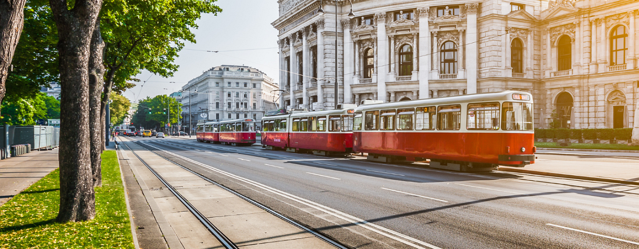 Burgtheater in Wien mit einer Tram im Vordergrund