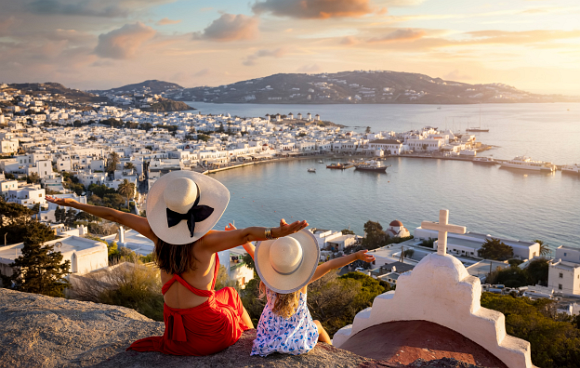 Mutter und Tochter sitzen auf einer Aussichtsplattform