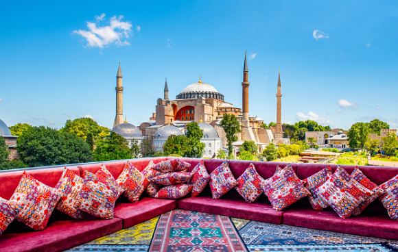 Aussichtsplattform in Istanbul mit Blick auf eine Moschee