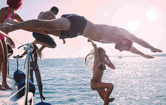 Freundesgruppe springt in die Adria im Kroatien Urlaub