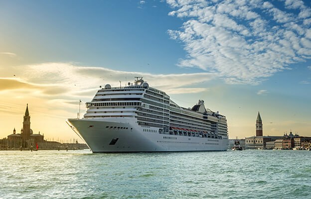 Kreuzfahrtschiff vor Venedig bei einer Mittelmeer Kreuzfahrt