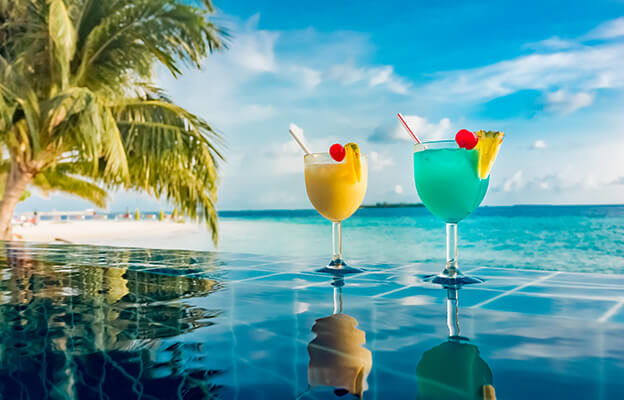Cocktails am Pool in der Karibik