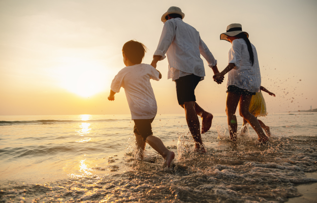 Familie spielt am Pool und Töchter und Vater spielen herum