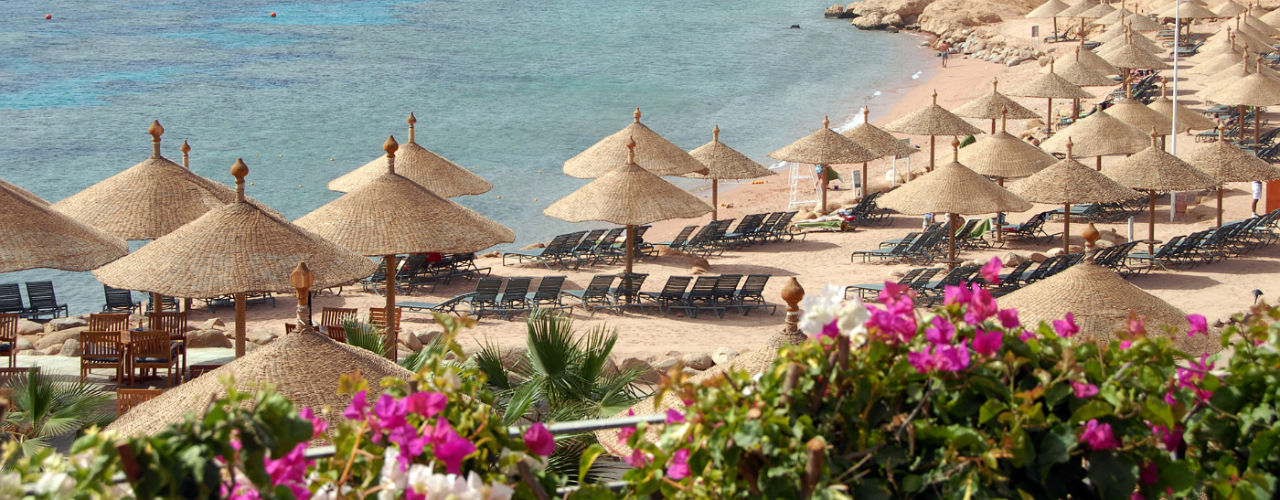 Ägypten Familienurlaub am Strand mit verschiedenen Strandliegen