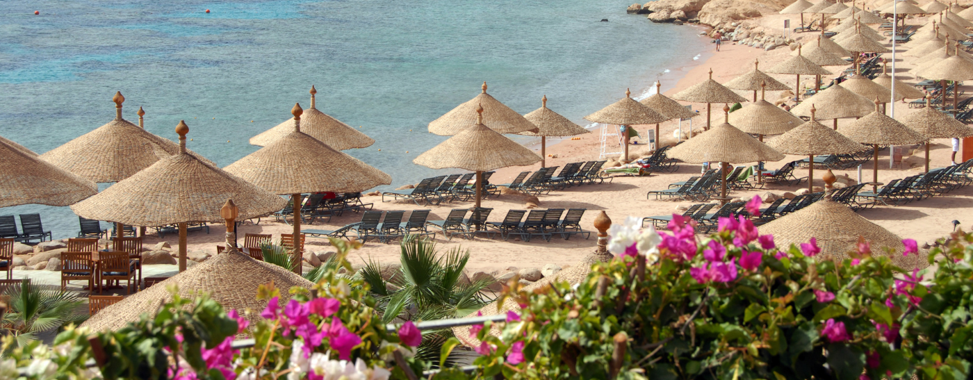 Ägypten Familienurlaub am Strand mit verschiedenen Strandliegen