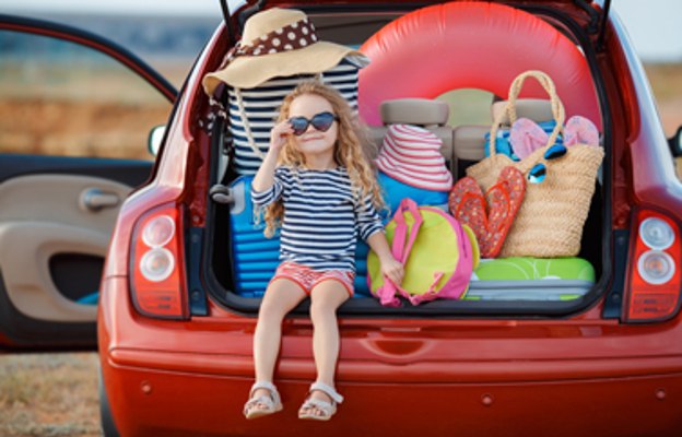 Vollgepacktes Auto mit kleinem Mädchen