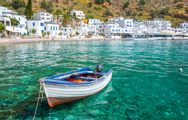 Anlegendes Boot an einer Bucht in Griechenland