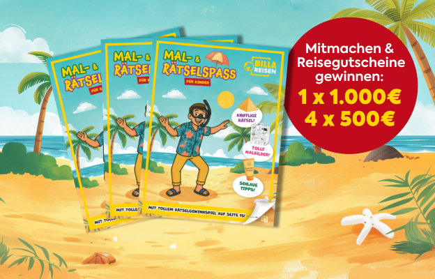 Glückliche Familie spielt am Strand im Familienurlaub