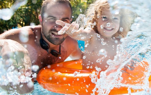 Vater und Sohn haben Spaß in einer Rutsche
