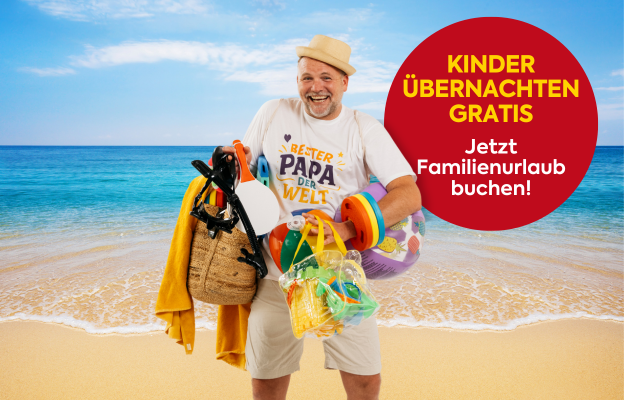 Familie rennt am Pool entlang und hat Spaß im günstigen Familienurlaub