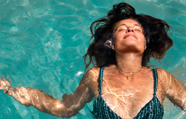 Cocktails am Pool in der Karibik