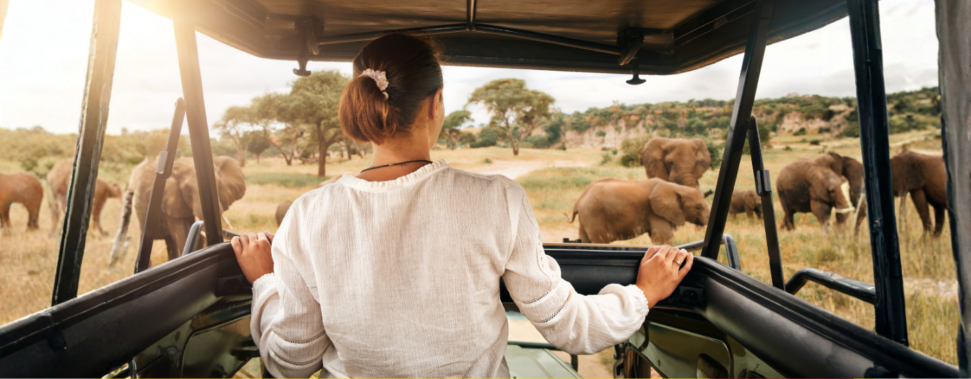 Paar steht mit Kamera und Strohhüten in einer antiken Sehenswürdigkeit und genießt die Rundreise