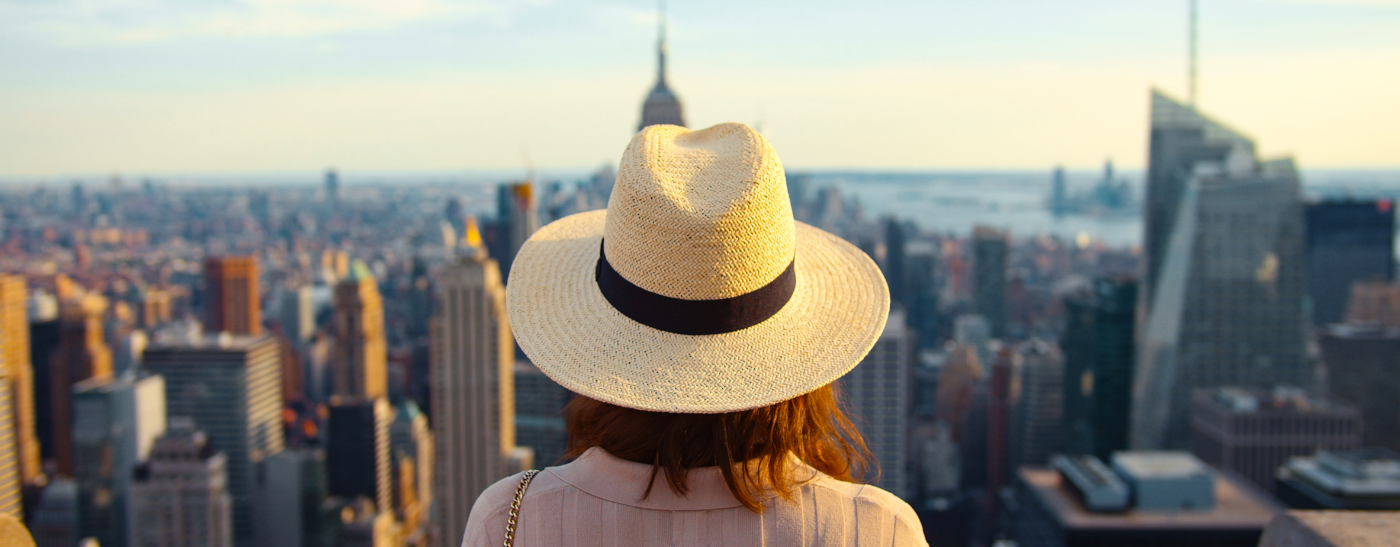 Paar steht mit Kamera und Strohhüten in einer antiken Sehenswürdigkeit und genießt die Rundreise