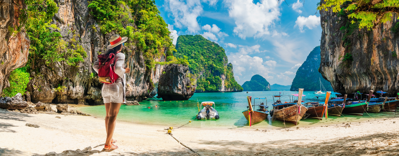 Paar steht mit Kamera und Strohhüten in einer antiken Sehenswürdigkeit und genießt die Rundreise