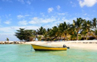 Boot liegt am Strand der Dominikanischen Republik