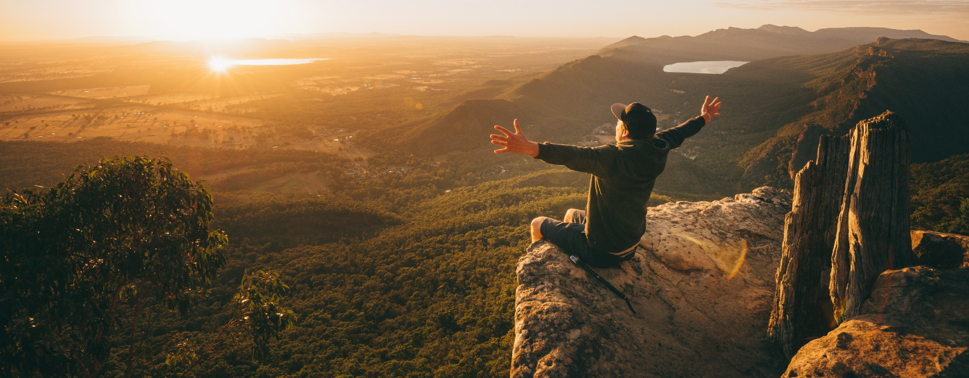 Paar steht mit Kamera und Strohhüten in einer antiken Sehenswürdigkeit und genießt die Rundreise