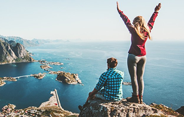 Paar macht Urlaub auf den Lofoten