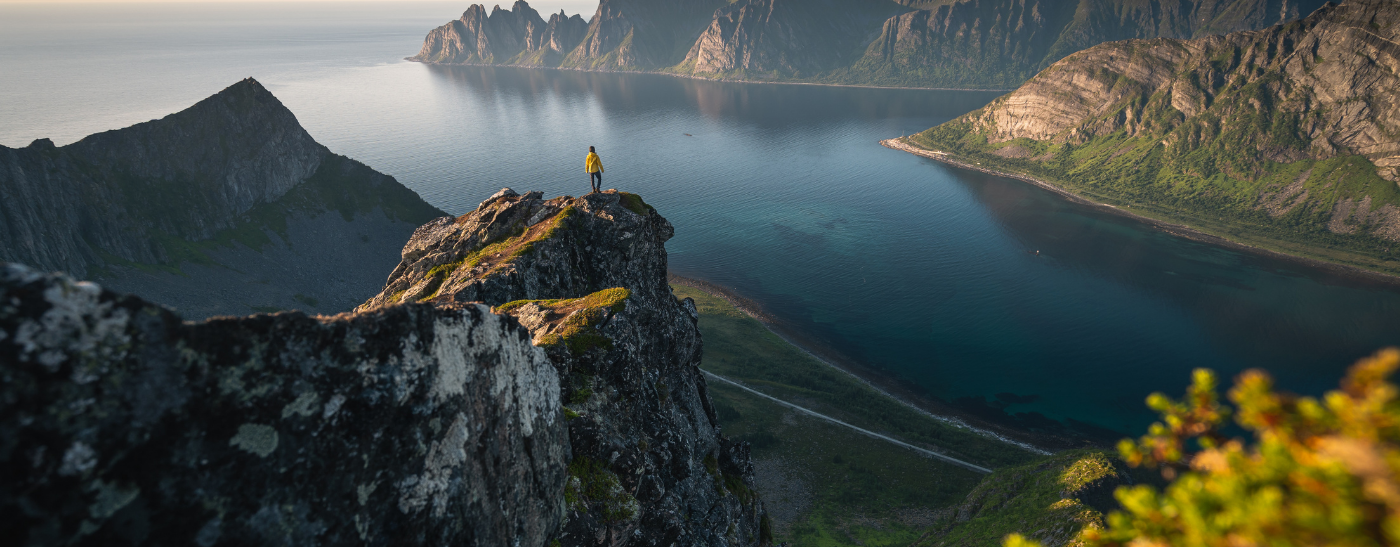 Paar steht mit Kamera und Strohhüten in einer antiken Sehenswürdigkeit und genießt die Rundreise
