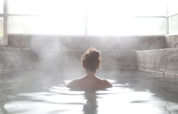 Frau im Thermalbad
