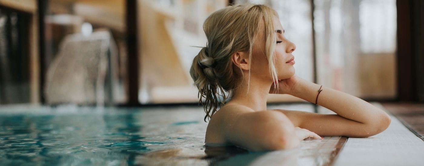 Junge Frau entspannt in einem Spa Swimming Pool