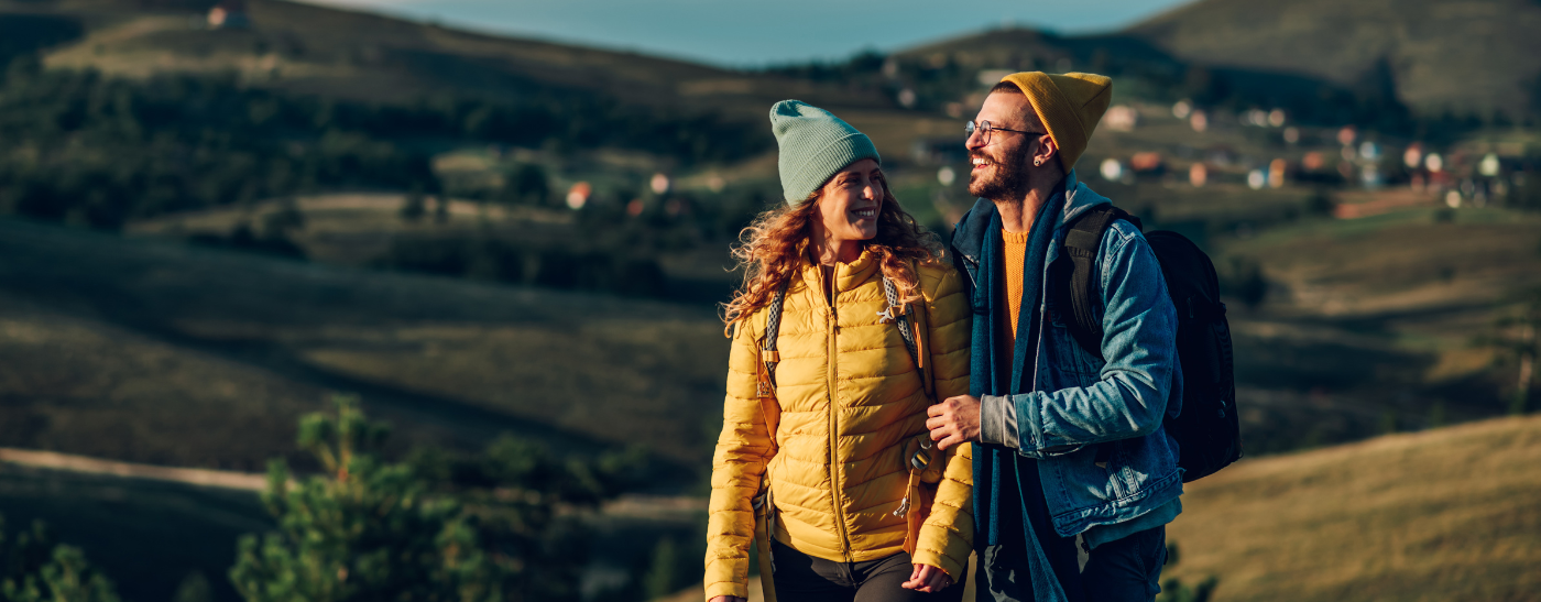 Eltern am Strand spielen mit ihrem Kind