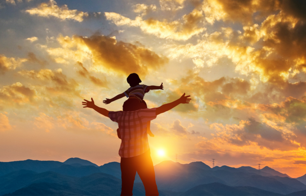 Paar sitzt am Strand und genießt den Sonnenuntergang