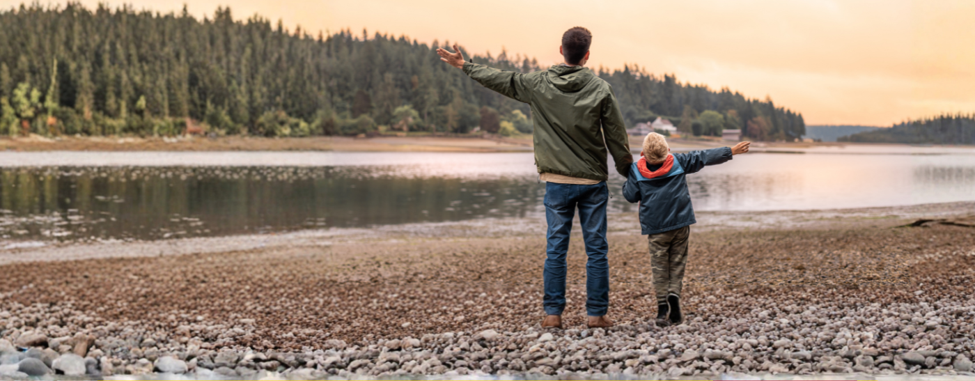 Eltern am Strand spielen mit ihrem Kind