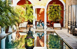 Innenansicht eines luxuriösen Hotels mit Palmen und Pool