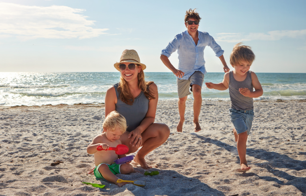 Familie spielt am Strand