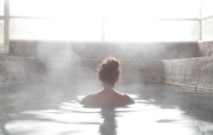 Frau steht in einem Thermalbecken