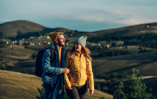 Paar wandert in der Natur und genießt die Zweisamkeit