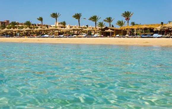 Strand, Meer, Sonenschirme aus Stroh und Palmen in Ägypten, Rotes Meer