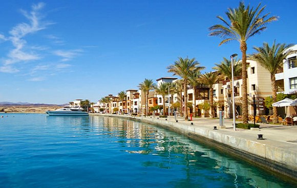 Promenade mit Häusern, Meer und Palmen in Ägypten, rotes Meer