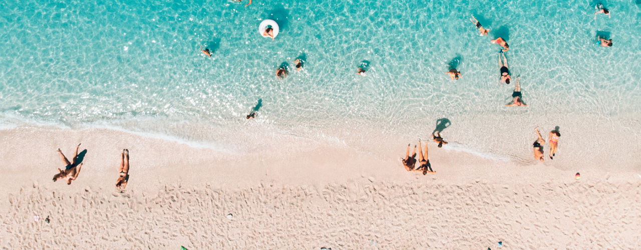 Menschen an einem Strand aus der Vogelperspektive