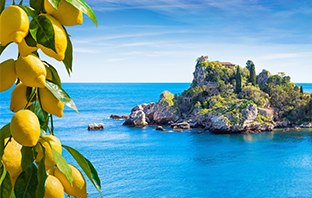 Blick auf eine italienische kleine Insel