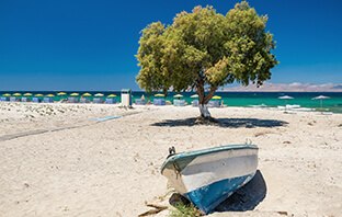 Strand auf Kos mit einem kleinem angelegtem Schifferboot 